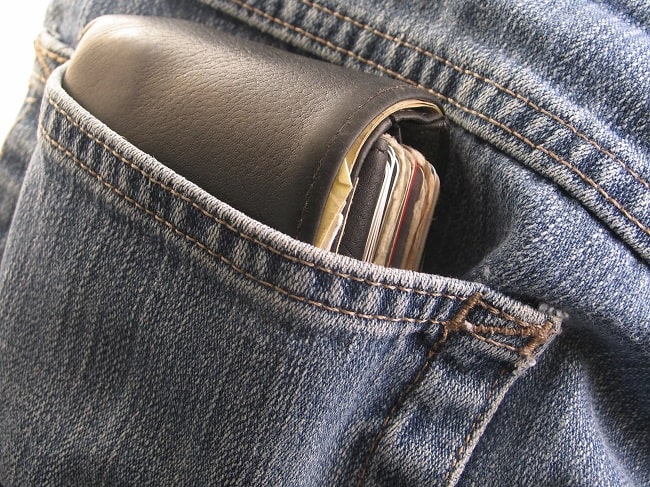 علل افزایش و تشدید درد سیاتیک:قرار دادن کیف پول ، تلفن همراه و کارت‌های اعتباری در جیب پشتی 