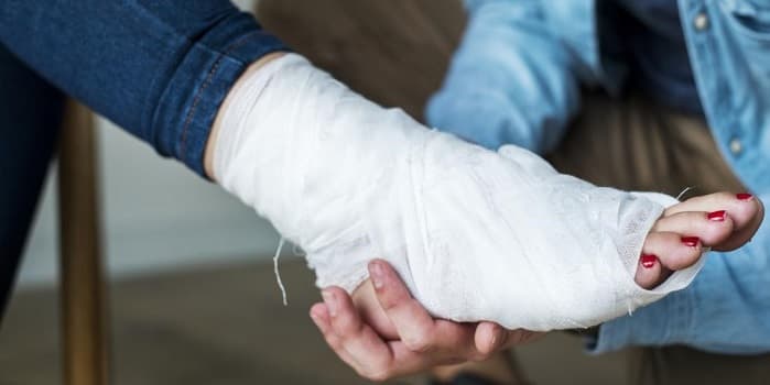 بی حرکت نگه داشتن مچ پای پیچ خورده