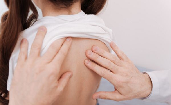 تشخیص اسکولیوز و کجی ستون فقرات در کودکان