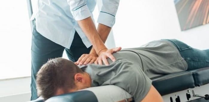 کایروپراکتیک فواید و کاربرد انواع کایروپراکتیک در طب فیزیکی