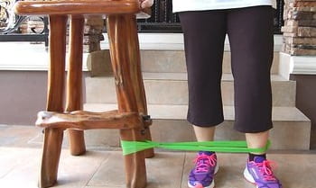 تمرین کشش با کش ورزشی برای درد جلوی ساق پا